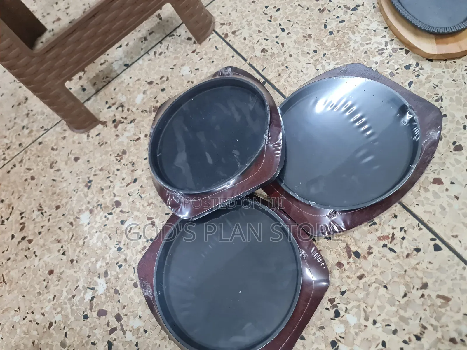 Round Cast Iron Plate With Wooden Underliner
