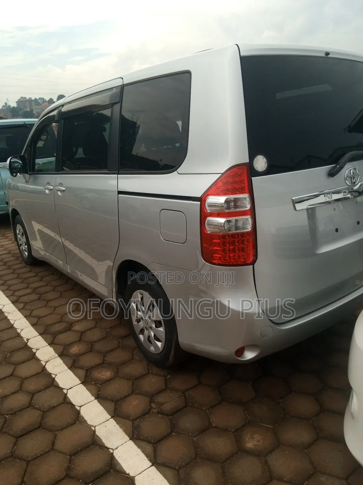 Toyota Noah 2013 Silver