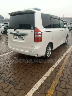 Toyota Noah 2010 White