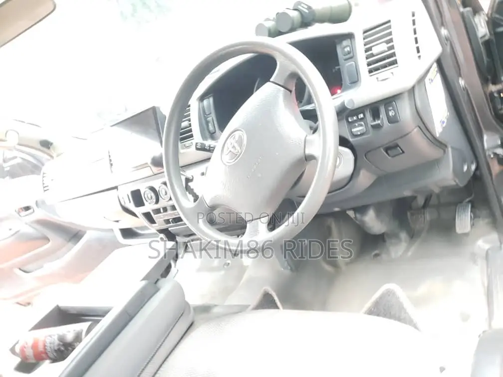 Toyota HiAce 2013 Black