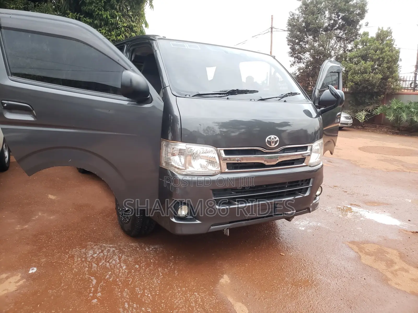 Toyota HiAce 2013 Black