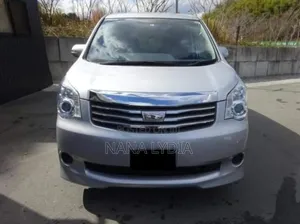 Toyota Noah 2012 Silver