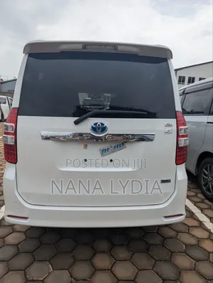 Toyota Noah 2012 White