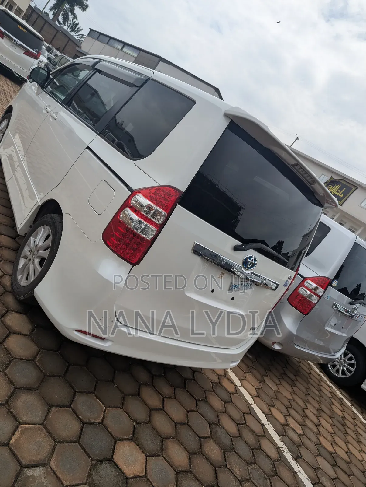 Toyota Noah 2012 White