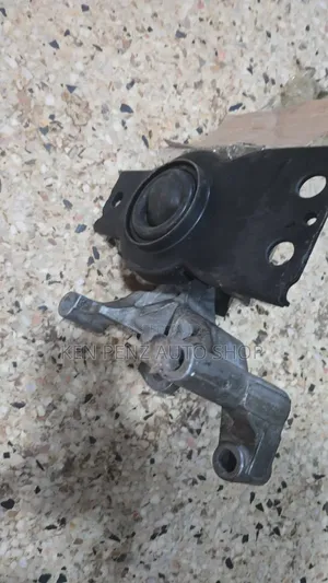 Nissan Xtrail 2012 Engine Mounting