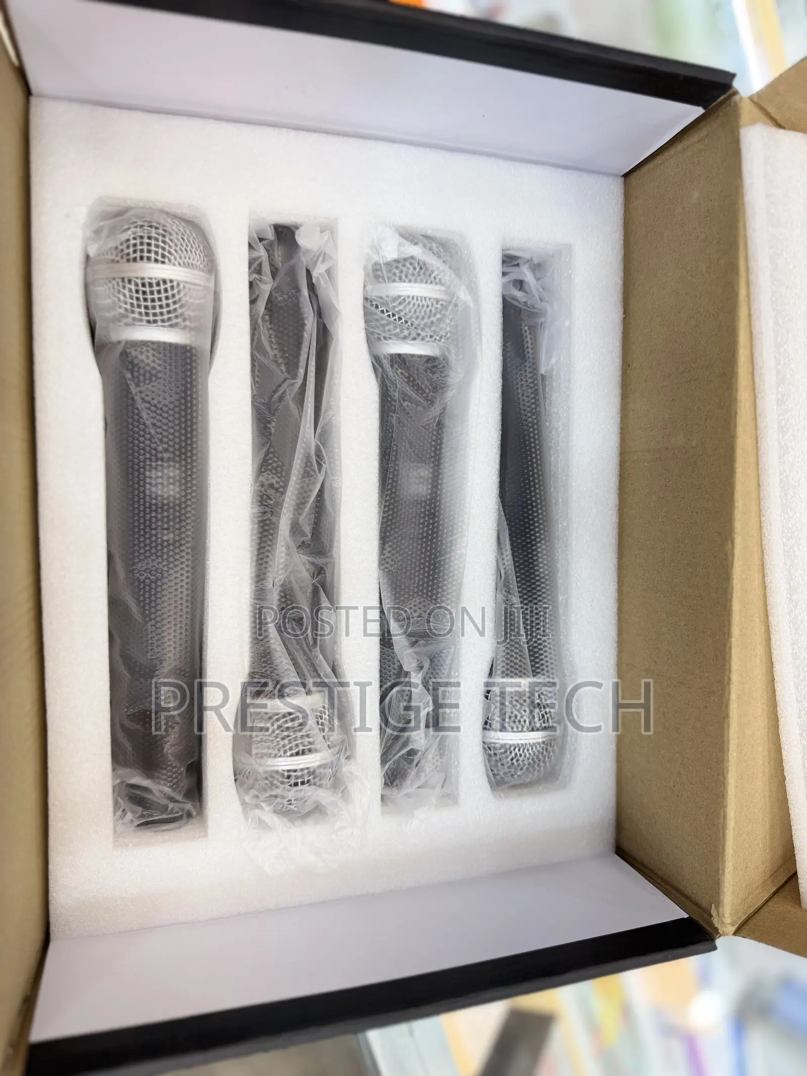 D4 Pro Wireless Microphone System With 4 Handheld Mics For Stage