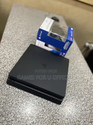 Ps4 Slim Console 2 Pads & 12 Games Chipped