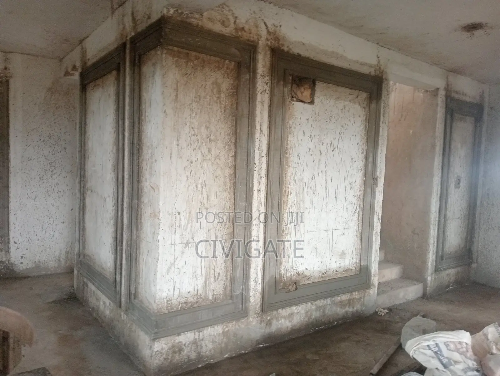 Molding and Conices