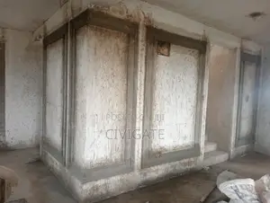 Molding and Conices