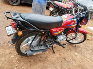 Bajaj Boxer 125 2025 Red