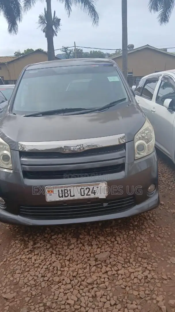 Toyota Noah 2009 Silver
