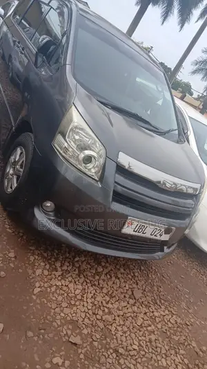 Toyota Noah 2009 Silver