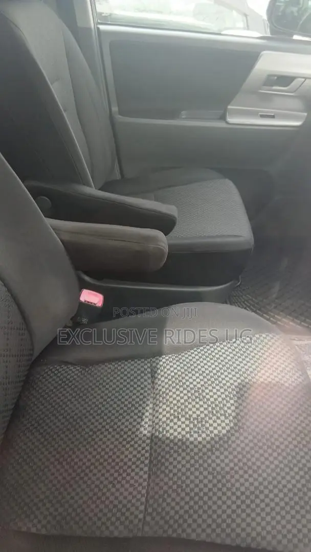 Toyota Noah 2009 Silver