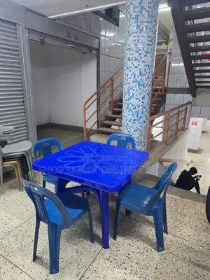 Indoor/Outdoor Plastic Table and Chairs Plastic Table and Chairs