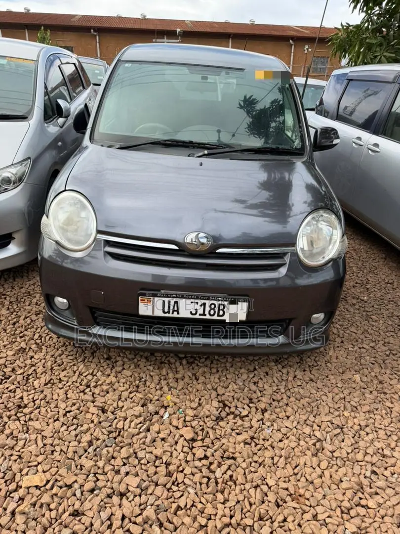 Toyota Sienta 2010 Black