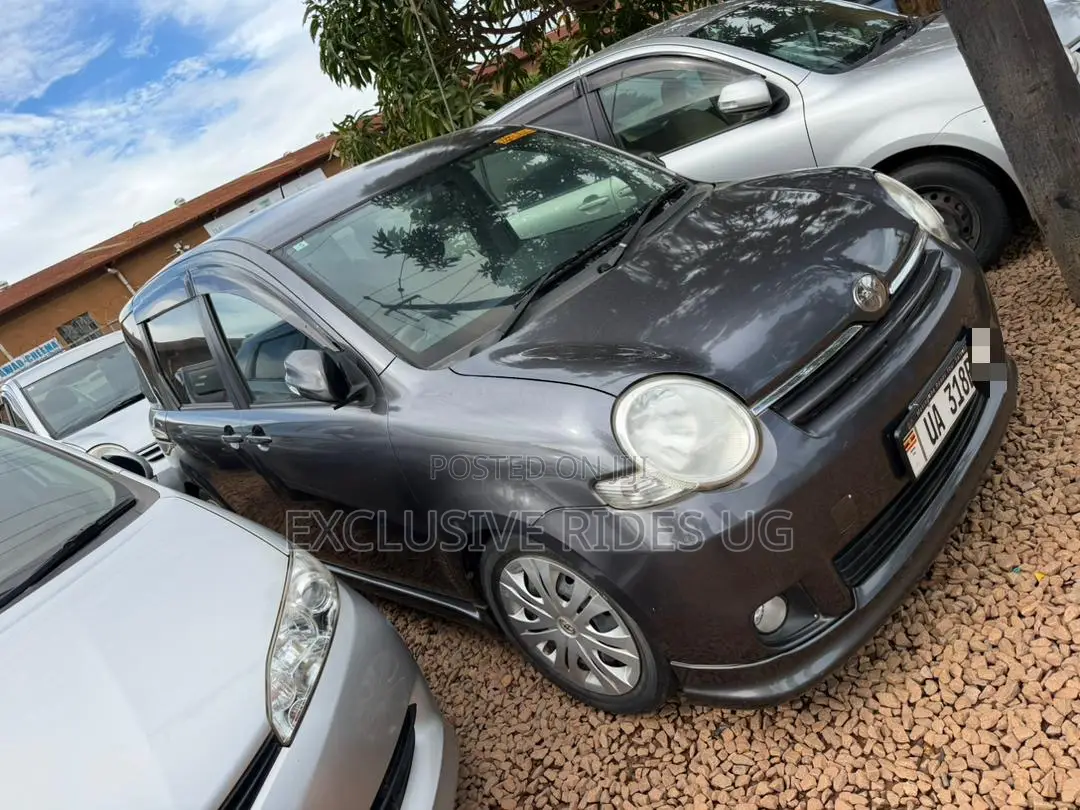 Toyota Sienta 2010 Black