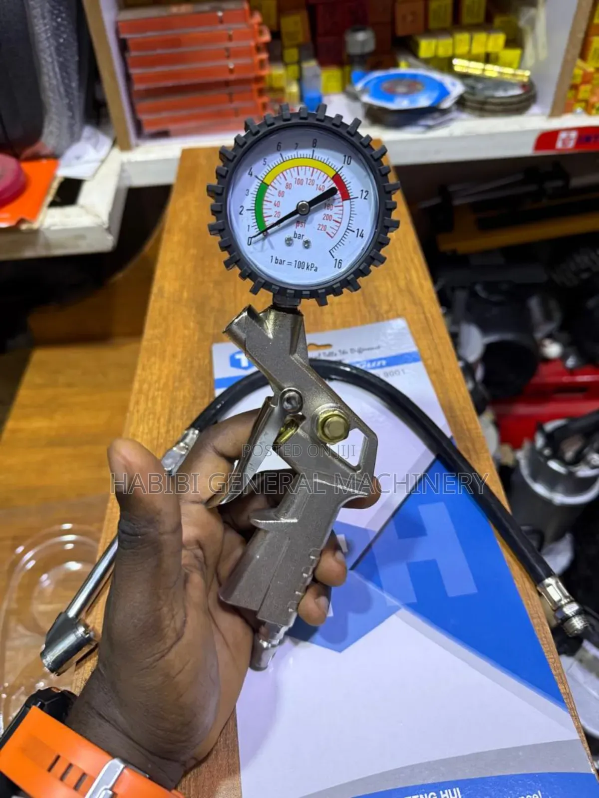 Analog Tire Pressure Gauge With Inflator