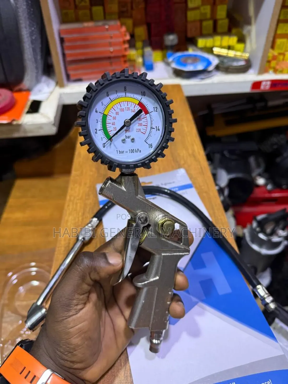 Analog Tire Pressure Gauge With Inflator