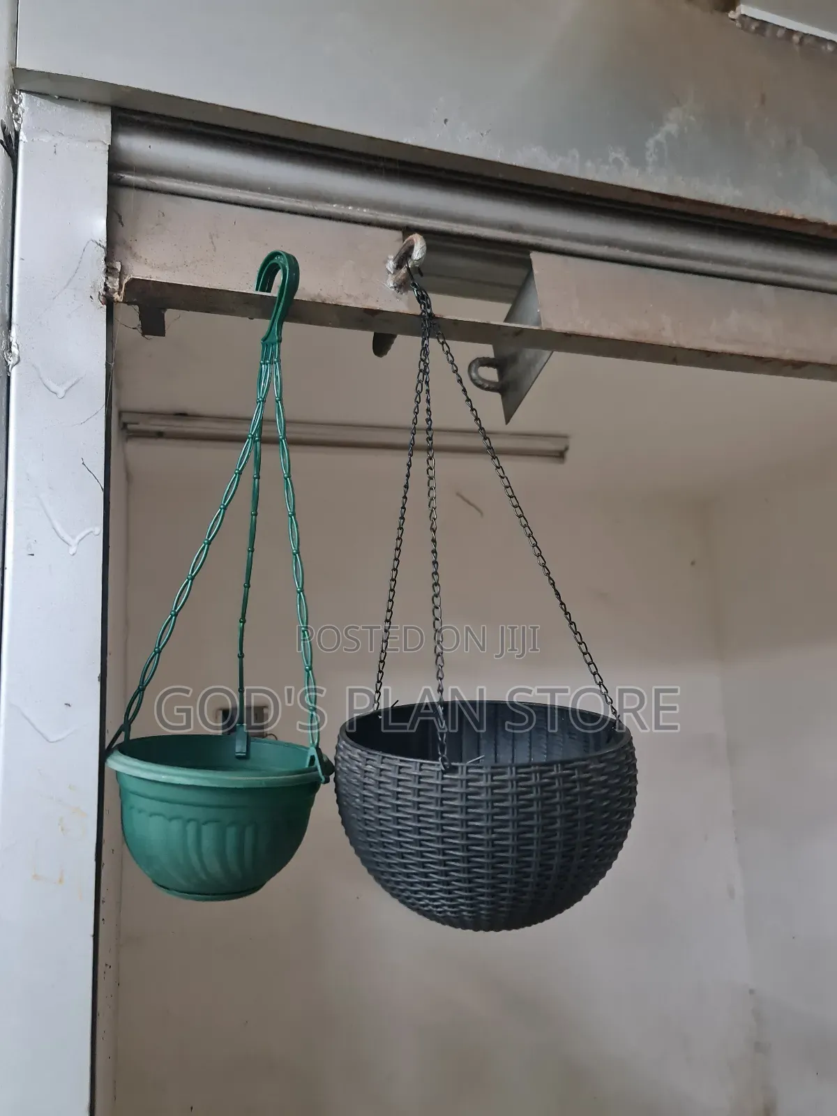 Matted Plastic Hanging Pots Matted Plastic Hanging Flower Pots