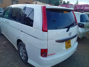 Toyota ISIS 2008 White