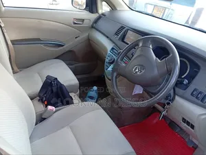 Toyota ISIS 2008 White