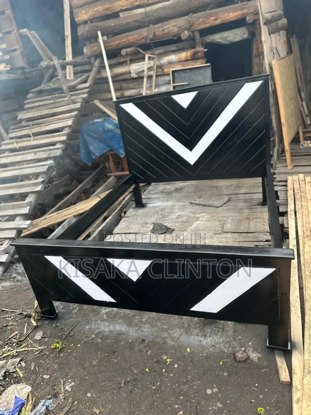 4x6 Back and White Bed