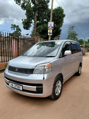 Toyota Voxy 2004 Silver
