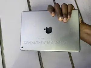 Apple iPad 9.7 32 GB Gray