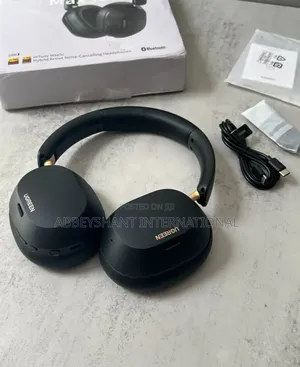 Ugreen Hitune Max5c Hybrid Active Noise-Cancelling Headphones.