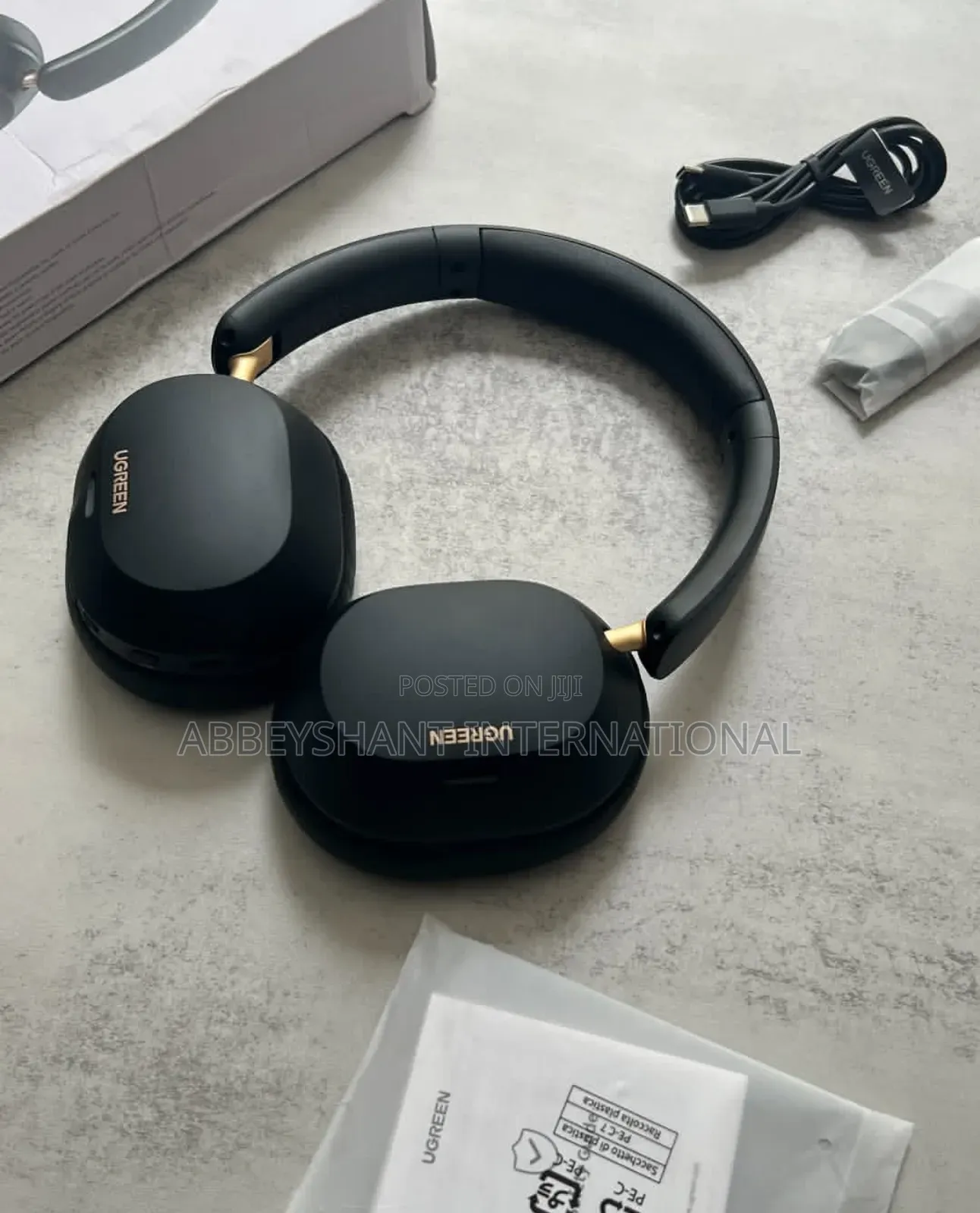 Ugreen Hitune Max5c Hybrid Active Noise-Cancelling Headphones.