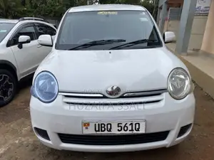 Toyota Sienta 2015 Silver
