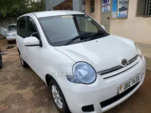 Toyota Sienta 2015 Silver