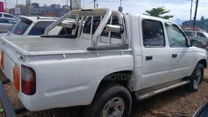 Toyota Hilux 2001 White