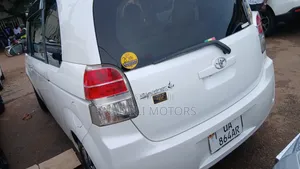 Toyota Spade 2012 White