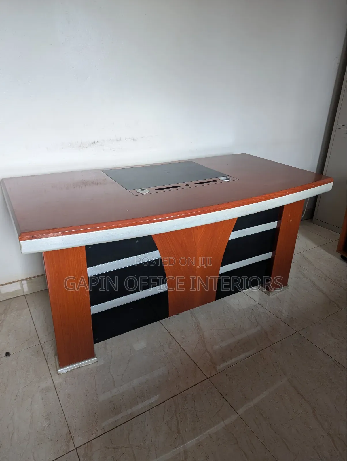Second Hand Executive Desk of Size 160cm With a Movable Drawer