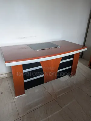 Second Hand Executive Desk of Size 160cm With a Movable Drawer