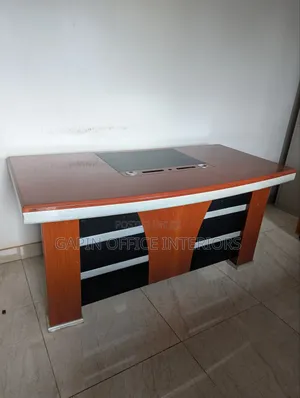 Second Hand Executive Desk of Size 160cm With a Movable Drawer
