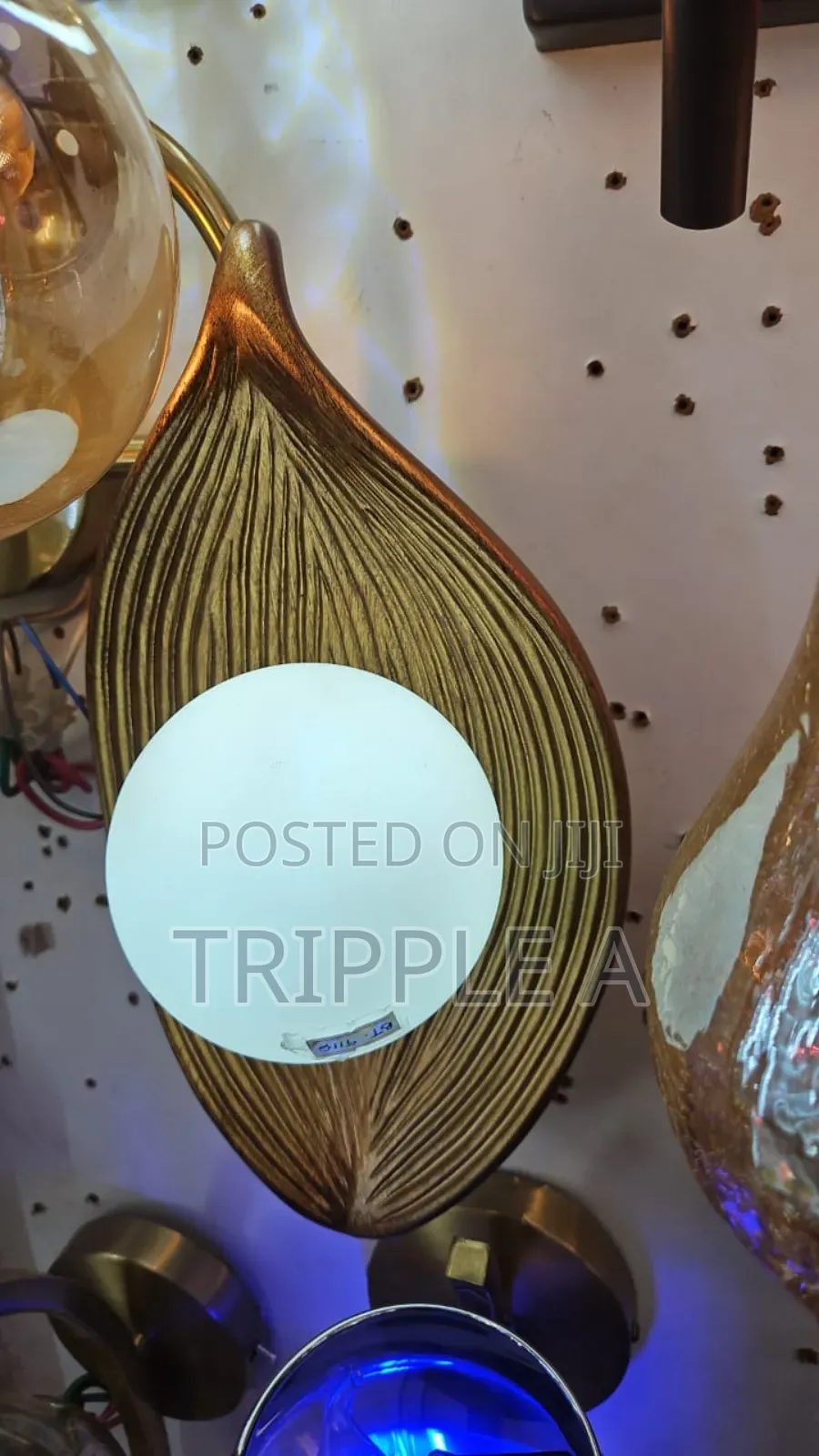 Leaf-Shaped Wall Lamp
