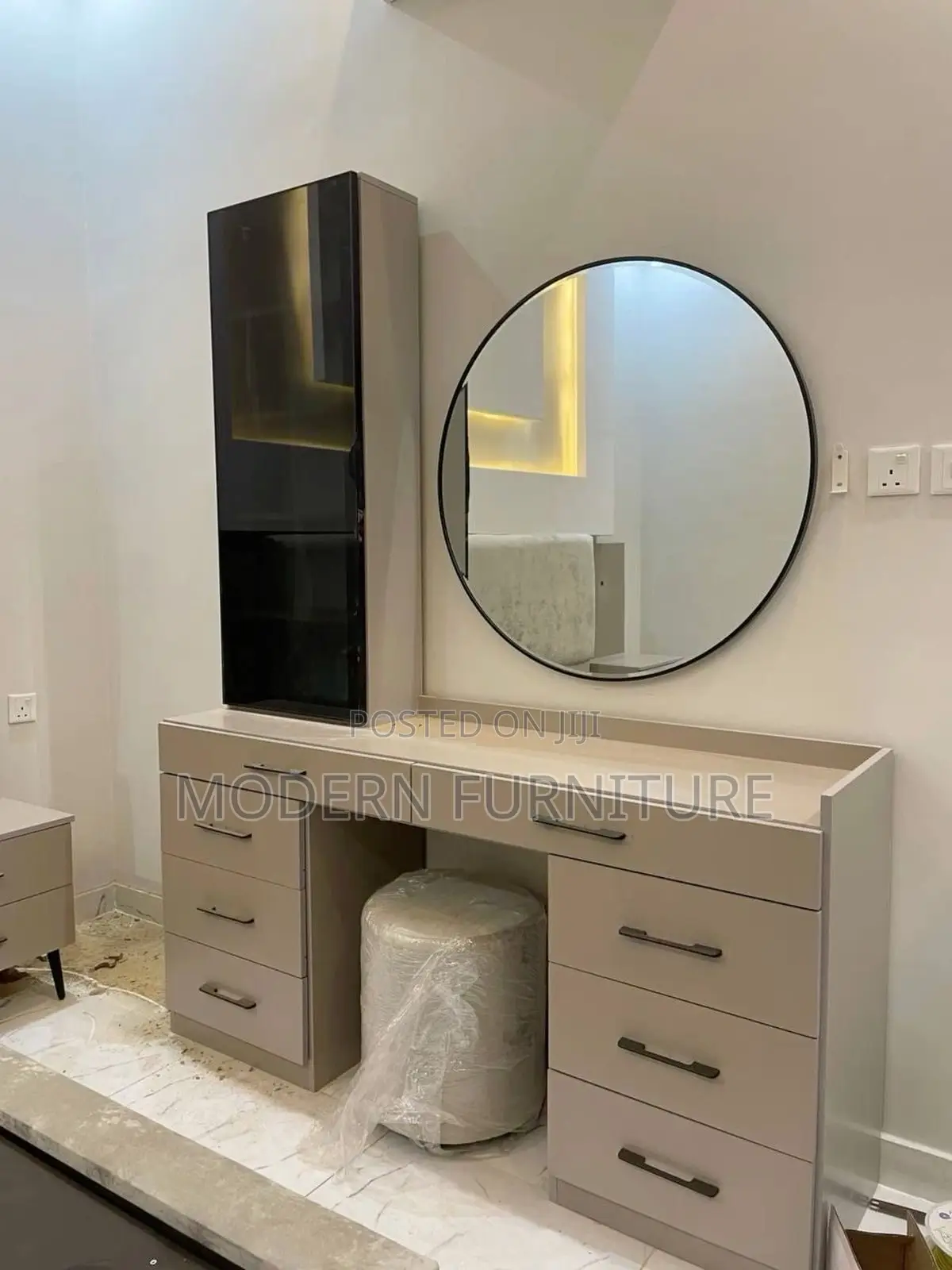 Make Up Table