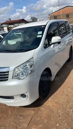 Toyota Noah 2.0 143hp AWD (7 Seater) 2013 White