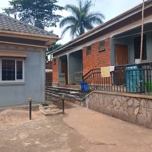 8bdrm House in Kitende Ntebe Rd, Central Division for sale