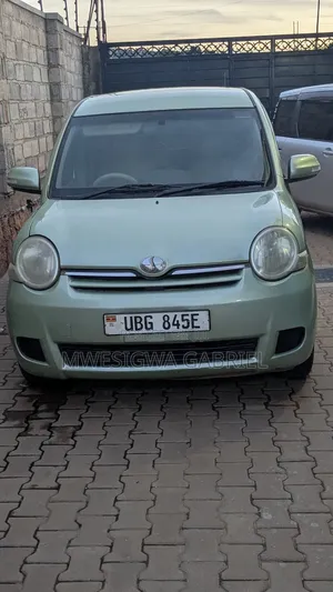 Toyota Sienta 1.5 FWD 2009 Green
