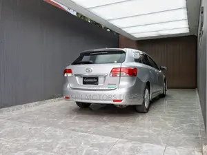 Toyota Avensis 2012 Silver