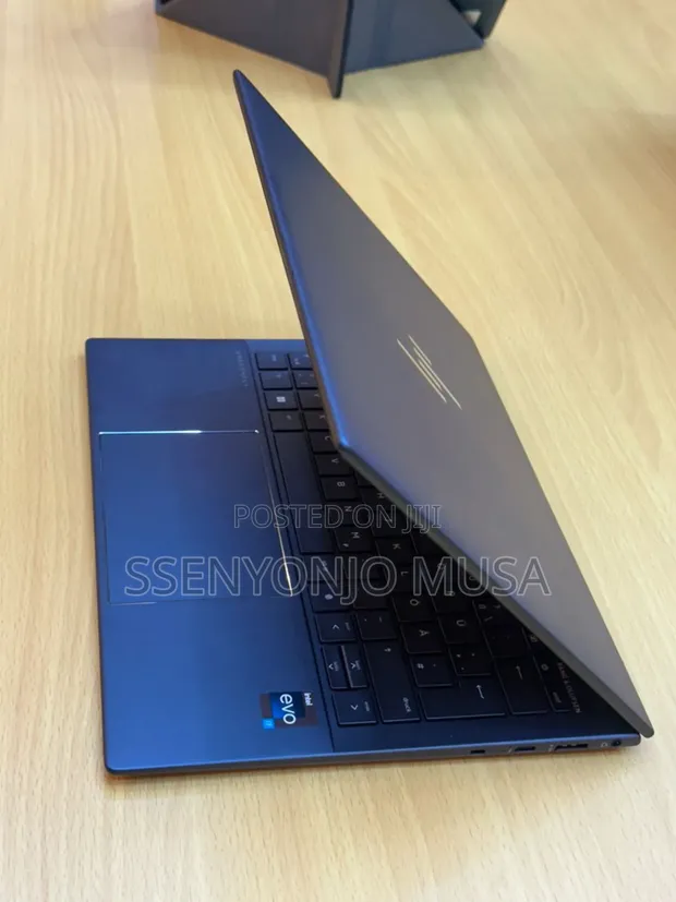 New Laptop HP Dragonfly G4 16GB Intel Core i7 SSD 512GB