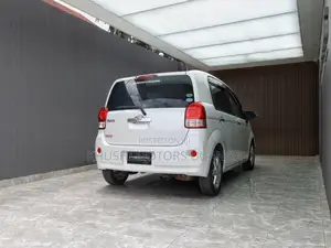 Toyota Porte 2012 Pearl