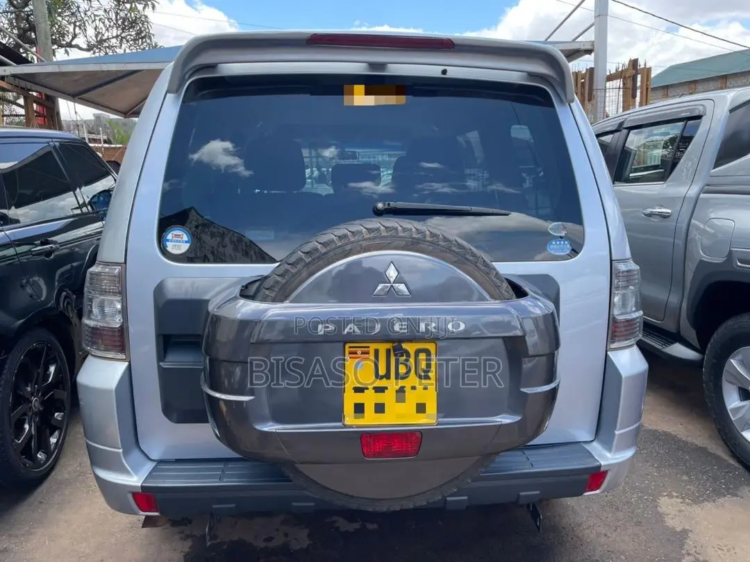 Mitsubishi Pajero 3.0 2010 Silver