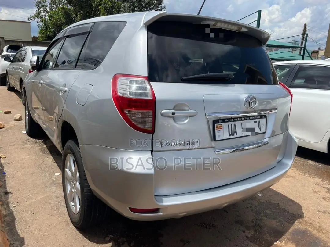Toyota Vanguard 2011 Silver