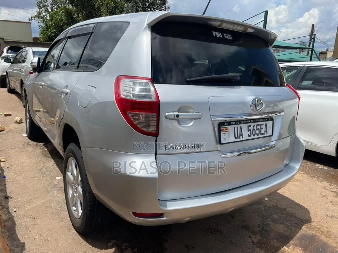 Toyota Vanguard 2011 Silver