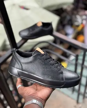 Ecco Midnight Plain Black Comfort Walkers
