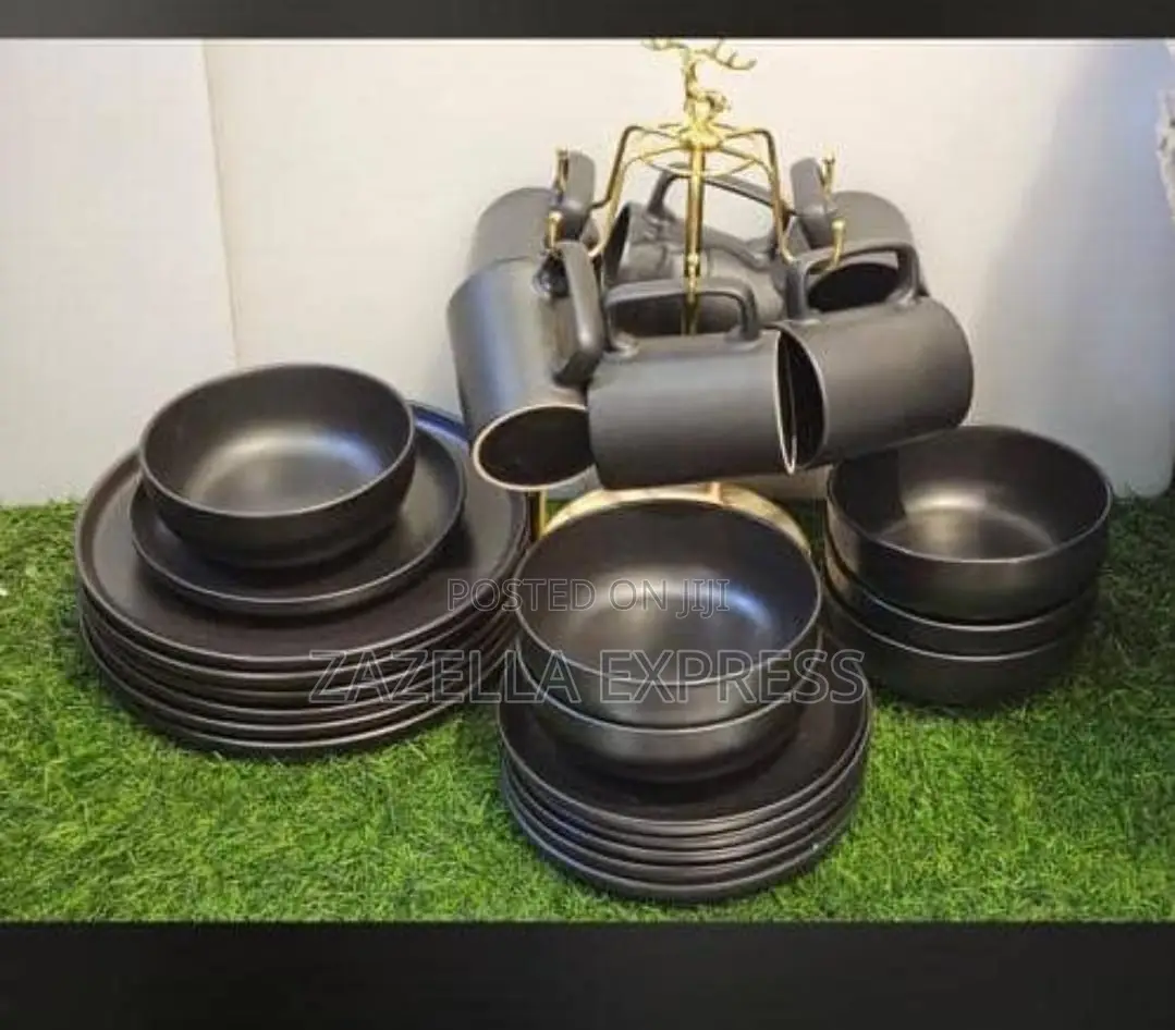 24 Piece Black Dinner Set 6dinner Plates,6side Plates,6bowlsand 6cups)